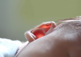 Bambino sordo dalla nascita può sentire per la prima volta grazie a rivoluzionaria terapia genica