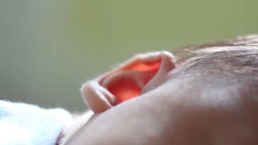Enfant sourd de naissance peut entendre pour la première fois grâce à une thérapie génique révolutionnaire 25 Bambino sordo dalla nascita può sentire per la prima volta grazie a rivoluzionaria terapia genica