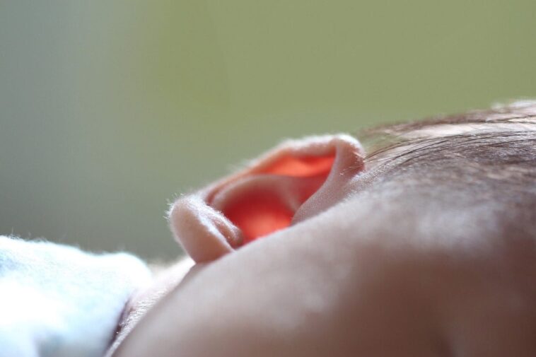 Enfant sourd de naissance peut entendre pour la première fois grâce à une thérapie génique révolutionnaire 1 Bambino sordo dalla nascita può sentire per la prima volta grazie a rivoluzionaria terapia genica
