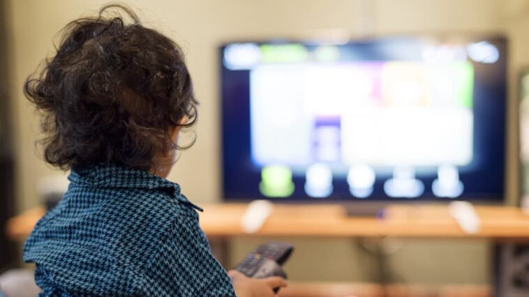 Le temps d'écran peut affecter la capacité des enfants à traiter les sensations 1 Crianças e ecrãs