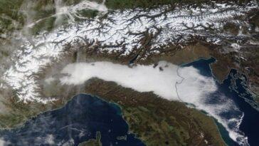 Le brouillard de la plaine du Pô visible depuis l'espace : la photo du satellite NASA 6 La nebbia della Pianura Padana si vede dallo spazio: la foto del satellite NASA
