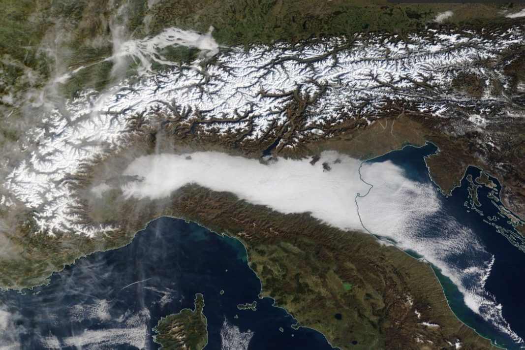 La nebbia della Pianura Padana si vede dallo spazio: la foto del satellite NASA