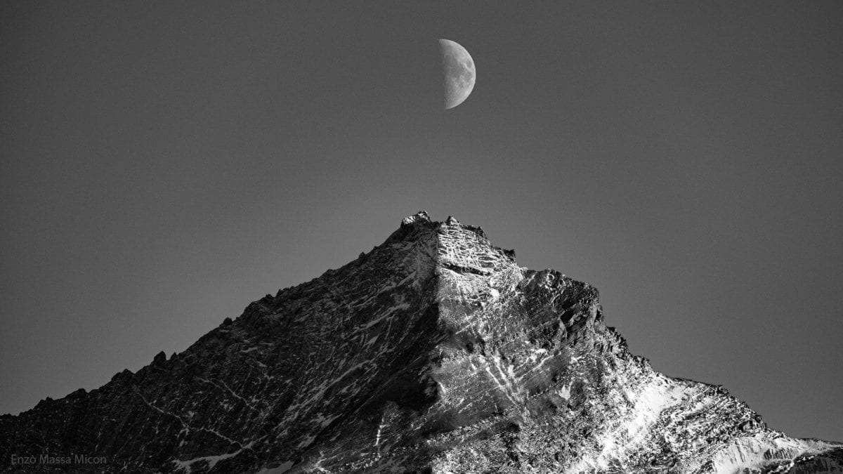 Comment la magnifique photo de la Lune sur la Grivola, récompensée par la NASA, est-elle née : les réponses de l'auteur 2 La splendide fotografia APOD della Luna che si erge sulla Grivola. Credit: Enzo Massa Micon