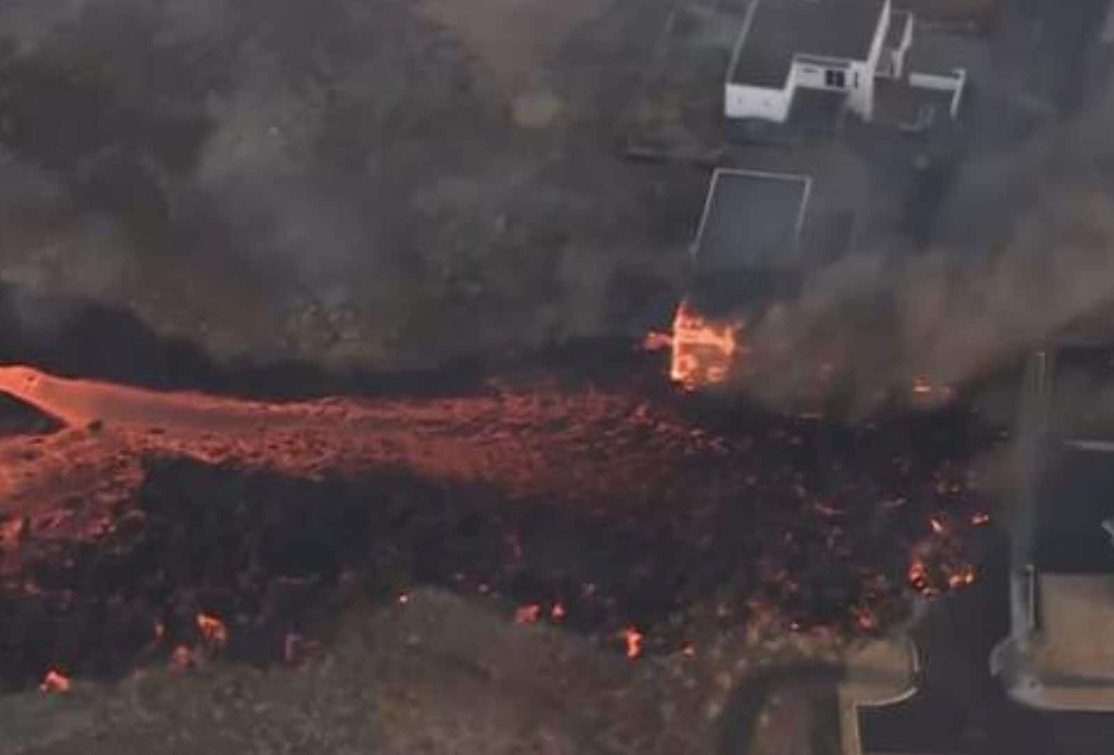 Islande, les images de la lave qui brûle une maison et détruit les rues de Grindavik 4 BBC | Un frame del video della BBC in cui si riprende la colata di lava in città