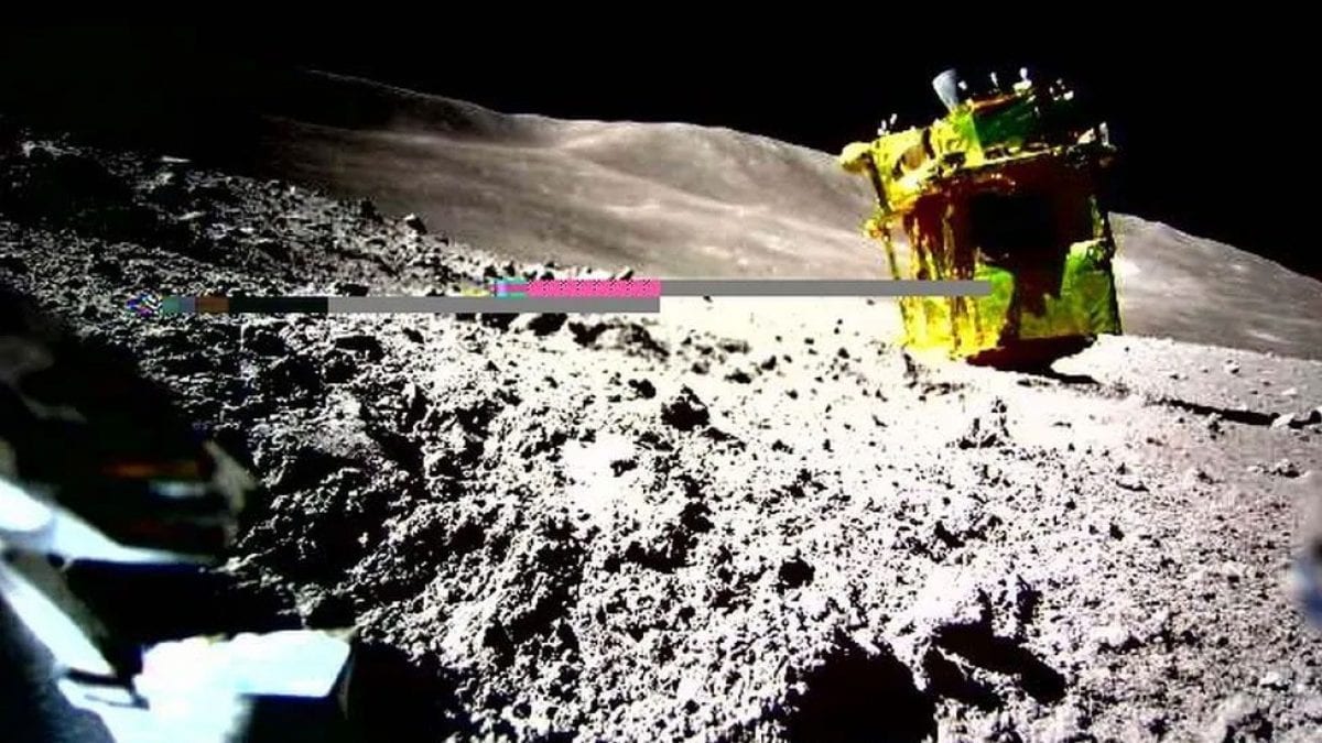 La première photo du lander japonais SLIM sur la Lune montre ce qui a mal tourné 2 La photo du module lunaire japonais SLIM prise par le mini-robot SORA-Q montre que le véhicule repose sur un côté et que ses panneaux solaires sont orientés vers l'ouest, actuellement à l'ombre par rapport aux rayons du soleil / Crédit : JAXA