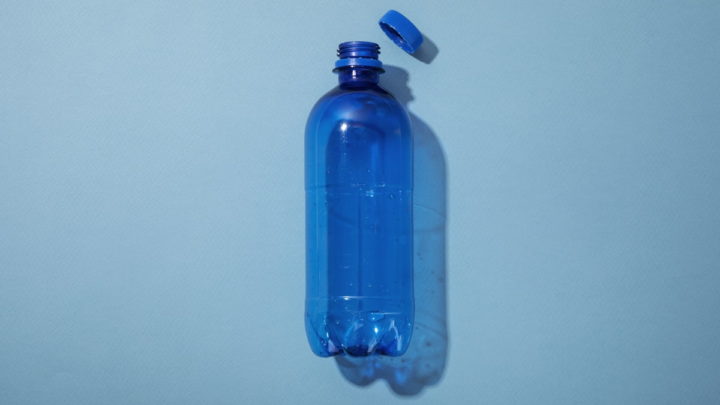 L'eau en bouteilles en plastique contient un quart de million de nanoplastiques 2 Bouteille d'eau en plastique
