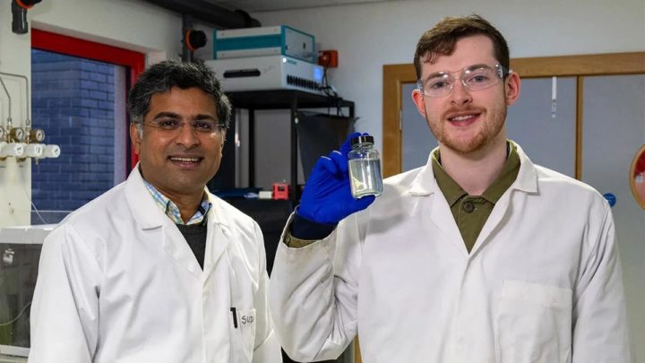 L'industrie du whisky peut aider à fournir un carburant durable 2 Scientifique Sudhagar Pitchaimuthu (à gauche) et étudiant diplômé Michael Walsh, avec un échantillon d'eau usée d'une distillerie de whisky. Source: Université Heriot-Watt