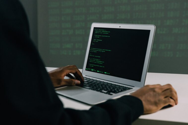 L'intelligence artificielle a créé un nouvel emploi : il nécessite un être humain 1 L’intelligenza artificiale ha creato un nuovo lavoro: per farlo è necessario un essere umano