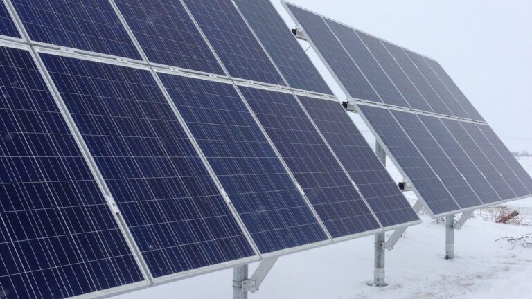 Optimisez l'utilisation de votre batterie sur votre balcon en hiver 2 Panonceaux solaires réorientés et débarrassés de la neige - parfait ! (Photo : Energieatomique)