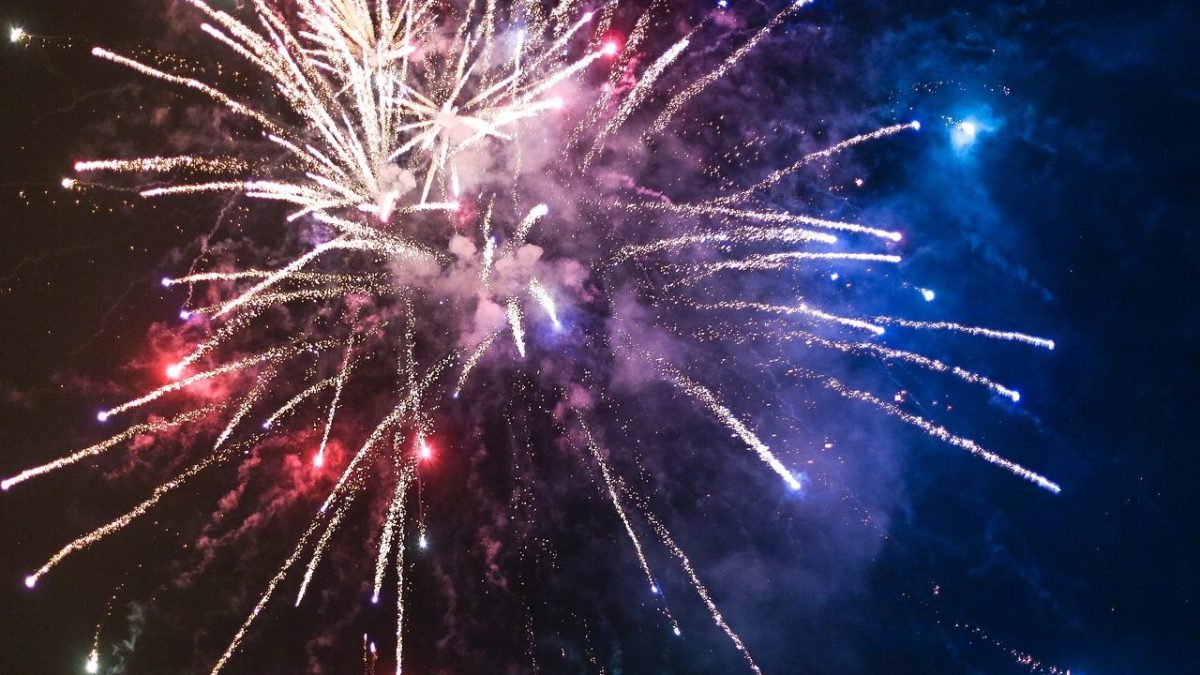 Qu'y a-t-il à l'intérieur des feux d'artifices du Nouvel An et pourquoi polluent-ils autant 2 Quy a t il a linterieur des bouteilles du Nouvel An et