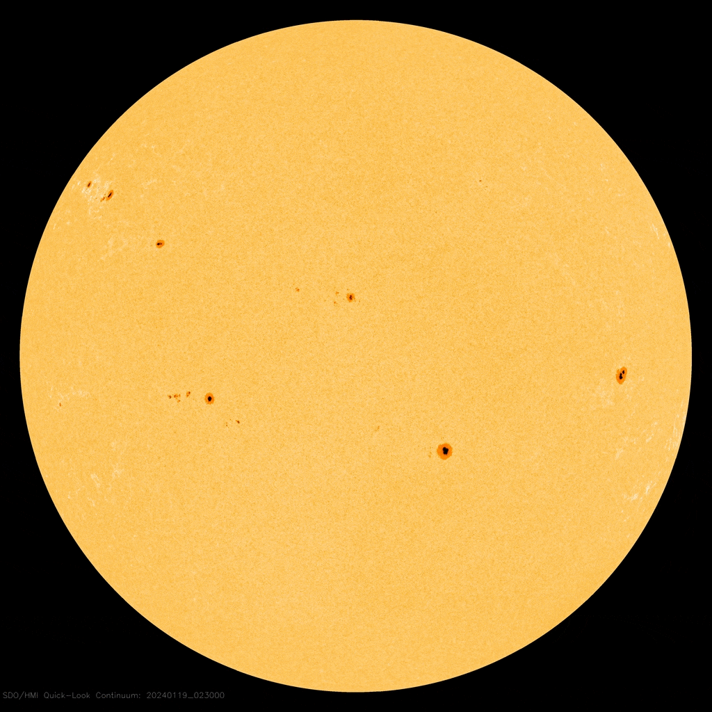 Tache solaire gigantesque apparue sur le Soleil : elle mesure 10 fois la taille de la Terre. Quels sont les risques ? 3 Crédit : NASA / SDO