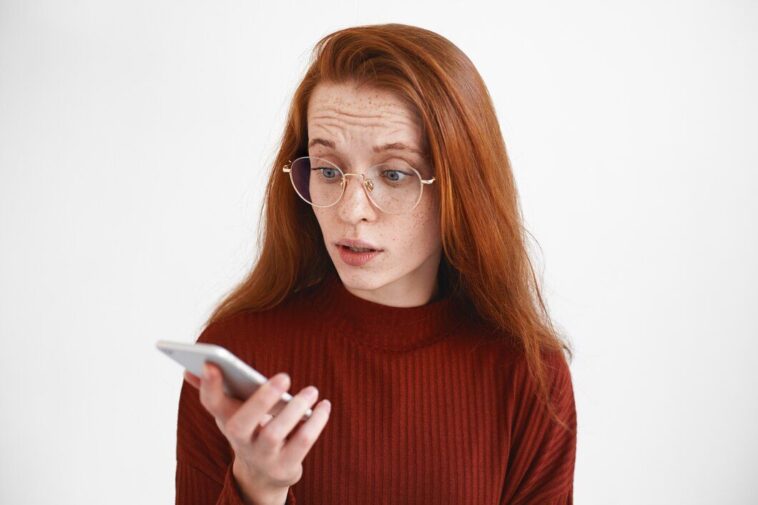 Comment reconnaître une arnaque par SMs : conseils pour éviter de vous faire voler tout l'argent de votre compte 1 Come riconoscere una truffa via sms: i consigli per non farvi rubare tutti i soldi sul conto