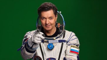 Il a 59 ans et a passé près de deux ans et demi dans l'espace. Ce cosmonaute bat le record mondial! 21 O cosmonauta Oleg Kononenko acumulou mais de 878 dias e 12 horas na ISS, o equivalente a quase dois anos e meio.