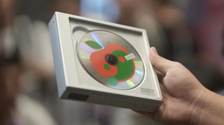 La nostalgie devenue appareil : ce lecteur CD portable est un véritable hommage au mythique Discman 1 La nostalgia hecha dispositivo: este reproductor de CDs portátil es todo un homenaje al mítico Discman