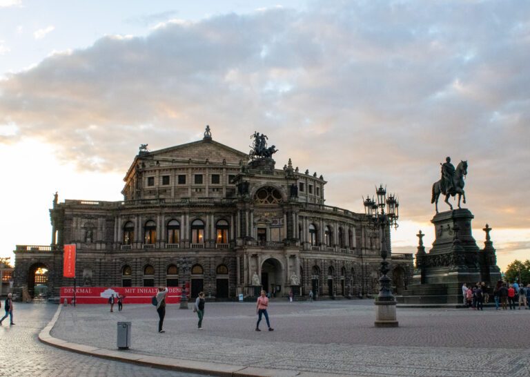 Numériser des photos avec une application ou un scanner : voici comment faire 4 Das Foto der Semperoper aus dem Jahr 2019. (Foto von Daniel Wendorf)