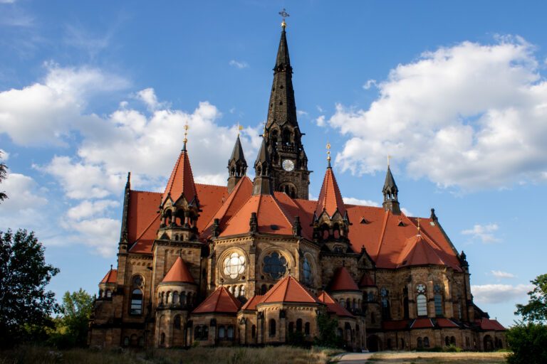 Numériser des photos avec une application ou un scanner : voici comment faire 3 Der Schnappschuss der Garnisonskirche kommt mit satten Kontrasten daher - stellt das Smartphone und Scanner vor Probleme? (Foto von Daniel Wendorf)