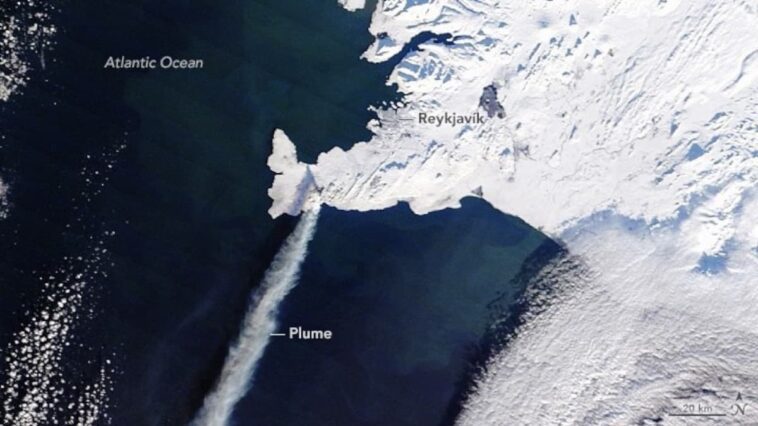 Impressionnant! La NASA a capturé une éruption de lave sur l'étendue neigeuse de l'Islande 1 Fonte: https://earthobservatory.nasa.gov/images/152428/another-eruption-in-iceland