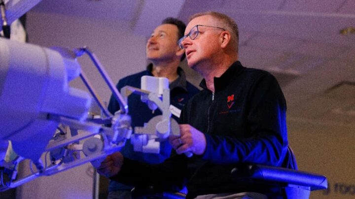 Pour la première fois, les médecins sur Terre effectuent une chirurgie dans l'espace 3 Cofundador da Virtual Incision, Shane Farritor, a testar o controlo do spaceMIRA. Crédito: Craig Chandler, UNL Communication and Marketing