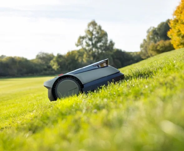 Les meilleurs robots tondeuses 2024 : Tondre intelligemment sans câble 4 Terrain en pente ? Pas de problème pour la "chèvre". (Photo : Ecovacs)