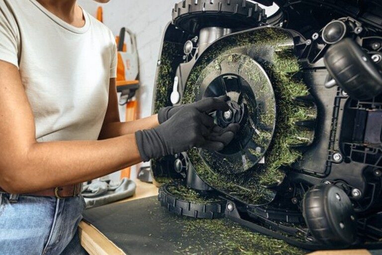 Les meilleurs robots tondeuses 2024 : Tondre intelligemment sans câble 10 Il est important de savoir que tu devras également t'occuper de ton robot tondeuse. (Photo : Stihl)