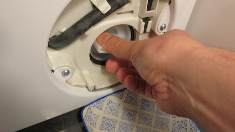 Nettoyer le filtre à peluches : Votre machine à laver avale-t-elle aussi des pièces de monnaie ? 4 Herausdrehen des Flusensiebs einer Waschmaschine