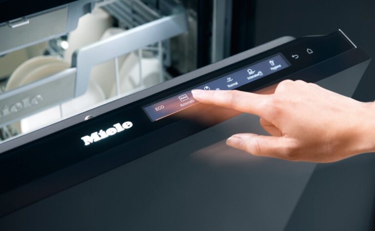 Recharger le liquide rinçage du lave-vaisselle : où, comment et pourquoi 4 Le panneau de commande du lave-vaisselle Miele G 7000 est situé dans la porte - ou sur le smartphone ou l'enceinte intelligente (Photo : Miele)
