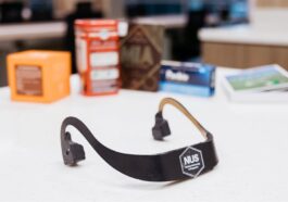 AiSee, le dispositif portable pour les personnes ayant des problèmes de vision qui identifie tout objet qu'ils ont dans la main 88 AiSee, el wearable para personas con problemas de visión que identifica cualquier objeto que tienen en la mano