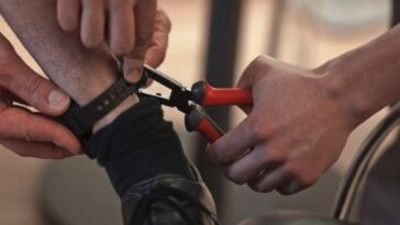 Comment fonctionne le bracelet électronique anti-harcèlement : le signal arrive immédiatement à la victime 25 Immagine