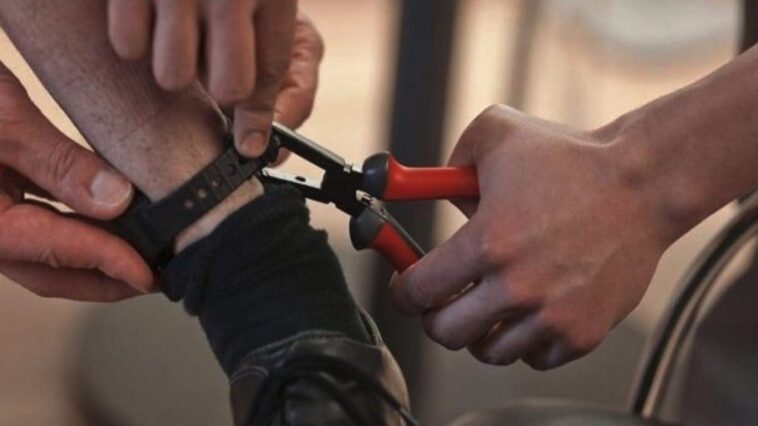 Comment fonctionne le bracelet électronique anti-harcèlement : le signal arrive immédiatement à la victime 1 Immagine