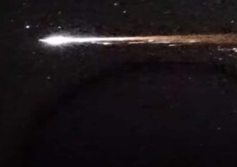 La boule de feu, suivie d'une traînée lumineuse, qui a déchiré le ciel des îles Hawaï. Selon certains observateurs, il s'agirait du satellite chinois Object K tombé sur Terre. Crédit : NAOJ & Asahi Shimbun