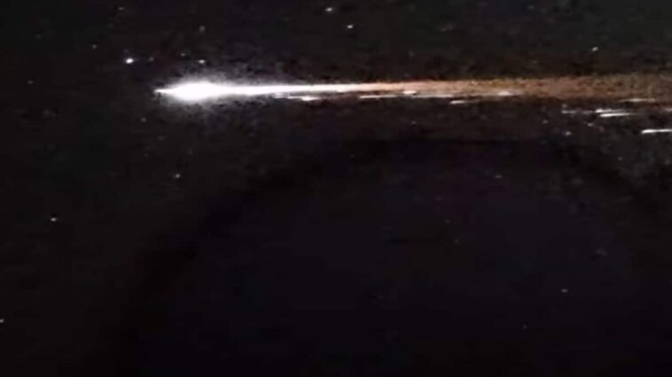 La gigantesque boule de feu qui déchire le ciel d'Hawaï n'est pas une météorite: les images impressionnantes 1 La boule de feu, suivie d'une traînée lumineuse, qui a déchiré le ciel des îles Hawaï. Selon certains observateurs, il s'agirait du satellite chinois Object K tombé sur Terre. Crédit : NAOJ & Asahi Shimbun