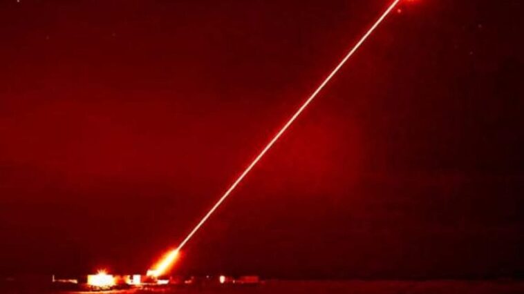 La guerre se combat maintenant avec des armes laser : qu'est-ce que c'est et comment ça fonctionne 1 ROYAL NAVY | DragonFire lance un rayon laser