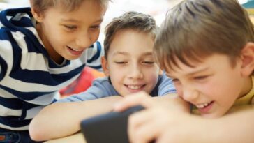 Le Royaume-Unis se rapproche de l'interdiction des téléphones portables dans les écoles 30 Les enfants sur les téléphones portables