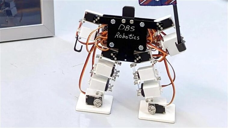 Le robot humanoïde le plus minuscule du monde: il est plus petit que ton téléphone portable et détient déjà un Record Guinness 1 Le robot humanoïde le plus petit du monde: plus petit que votre téléphone portable et déjà détenteur d'un record Guinness