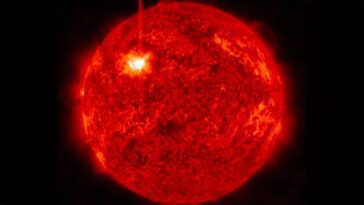 Le soleil entre en éruption avec d'incroyables explosions solaires. Les plus importantes observées ces dernières années 5 Sol entra em erupção com incríveis explosões solares. As maiores vistas nos últimos anos