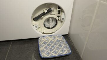 Nettoyer le filtre à peluches : Votre machine à laver avale-t-elle aussi des pièces de monnaie ? 9 Waschmaschine mit Schale vor Flusensieb