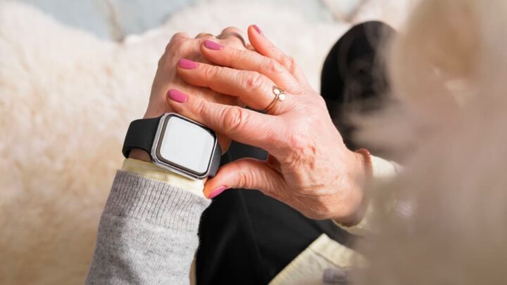 Nouvelle étude suggère que l'iPhone et l'Apple Watch peuvent aider les personnes atteintes de polyarthrite rhumatoïde 2 Illustration de l'Apple Watch qui pourrait aider les personnes atteintes de polyarthrite rhumatoïde