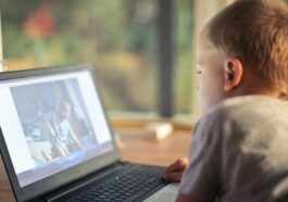 Passer du temps devant l'écran, même peu de temps, peut compromettre les sens des enfants : l'étude 104 Image