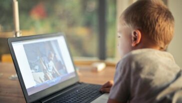 Passer du temps devant l'écran, même peu de temps, peut compromettre les sens des enfants : l'étude 2 Image