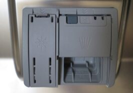 Compartiments pour le liquide de rinçage et la poudre ou la tablette dans le lave-vaisselle