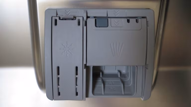 Recharger le liquide rinçage du lave-vaisselle : où, comment et pourquoi 2 Compartiments pour le liquide de rinçage et la poudre ou la tablette dans le lave-vaisselle