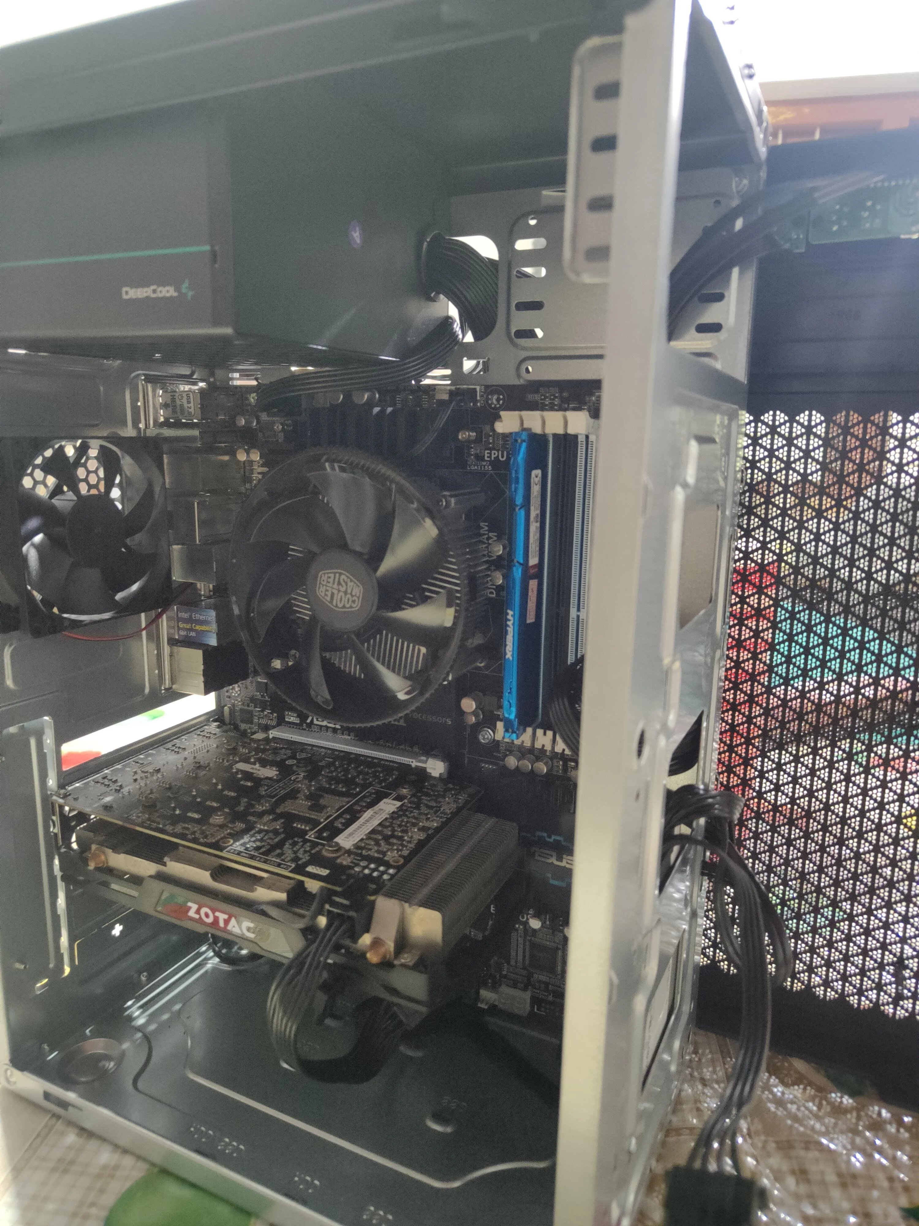 Son PC a commencé à mal fonctionner. En l'ouvrant, il a découvert une invasion qui l'a détruit de l'intérieur 3 Son PC a commencé à mal fonctionner. En l'ouvrant, il a découvert une invasion de fourmis qui l'a détruit de l'intérieur