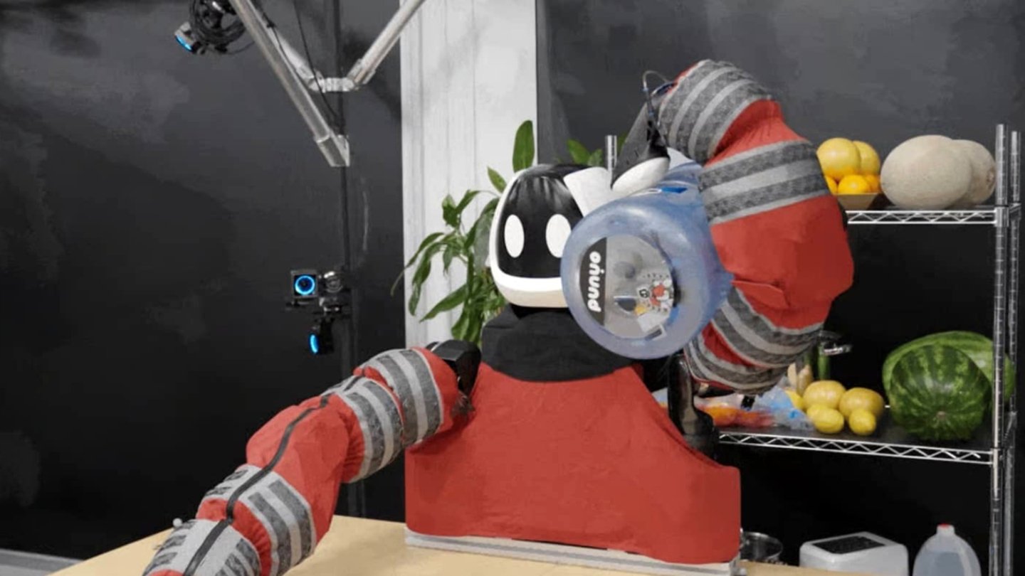 Punyo, voici le robot humanoïde de Toyota qui peut saisir des objets avec tout son corps 3 Robot Punyo portant une bouteille d'eau
