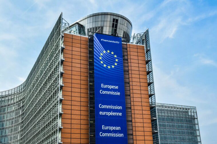 La Commission européenne inflige une amende de près de 2 milliards de dollars à Apple pour sa politique d'abonnement au streaming musical 1 European Commission fines Apple almost $2 billion over music streaming subscription policies