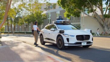 Un homme arrêté pour avoir prétendument tenté de voler une voiture autonome Waymo 20 Man arrested for allegedly trying to steal a Waymo autonomous car