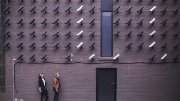 Les autorités russes ont utilisé la technologie de reconnaissance faciale pour identifier et arrêter les participants aux funérailles de Navalny 15 Russian authorities used facial recognition tech to identify and arrest Navalny funeral attendees