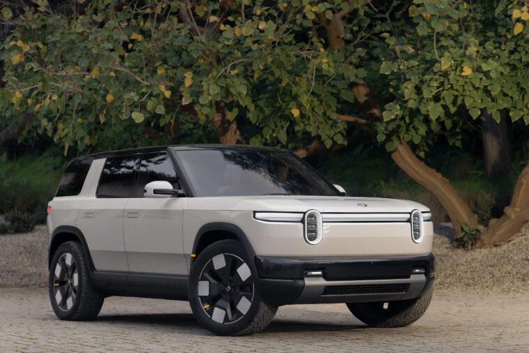Rivian devient compact et abordable avec le SUV R2 à 45 000 $, surprend avec les jumeaux R3 1 Rivian goes compact and affordable with $45K R2 SUV, surprises with R3 twins