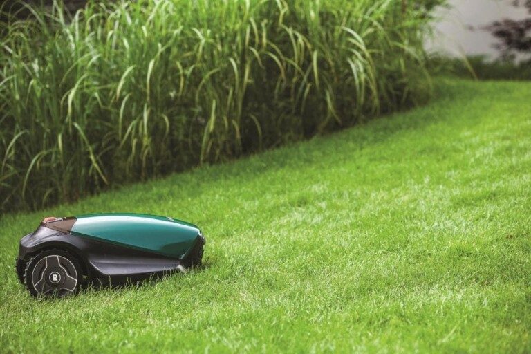 Tondeuse à gazon pour terrain en pente : Ce que tu devrais prendre en compte 3 Si votre terrain a une forte inclinaison, une mesure professionnelle est recommandée. (Photo : Robomow)