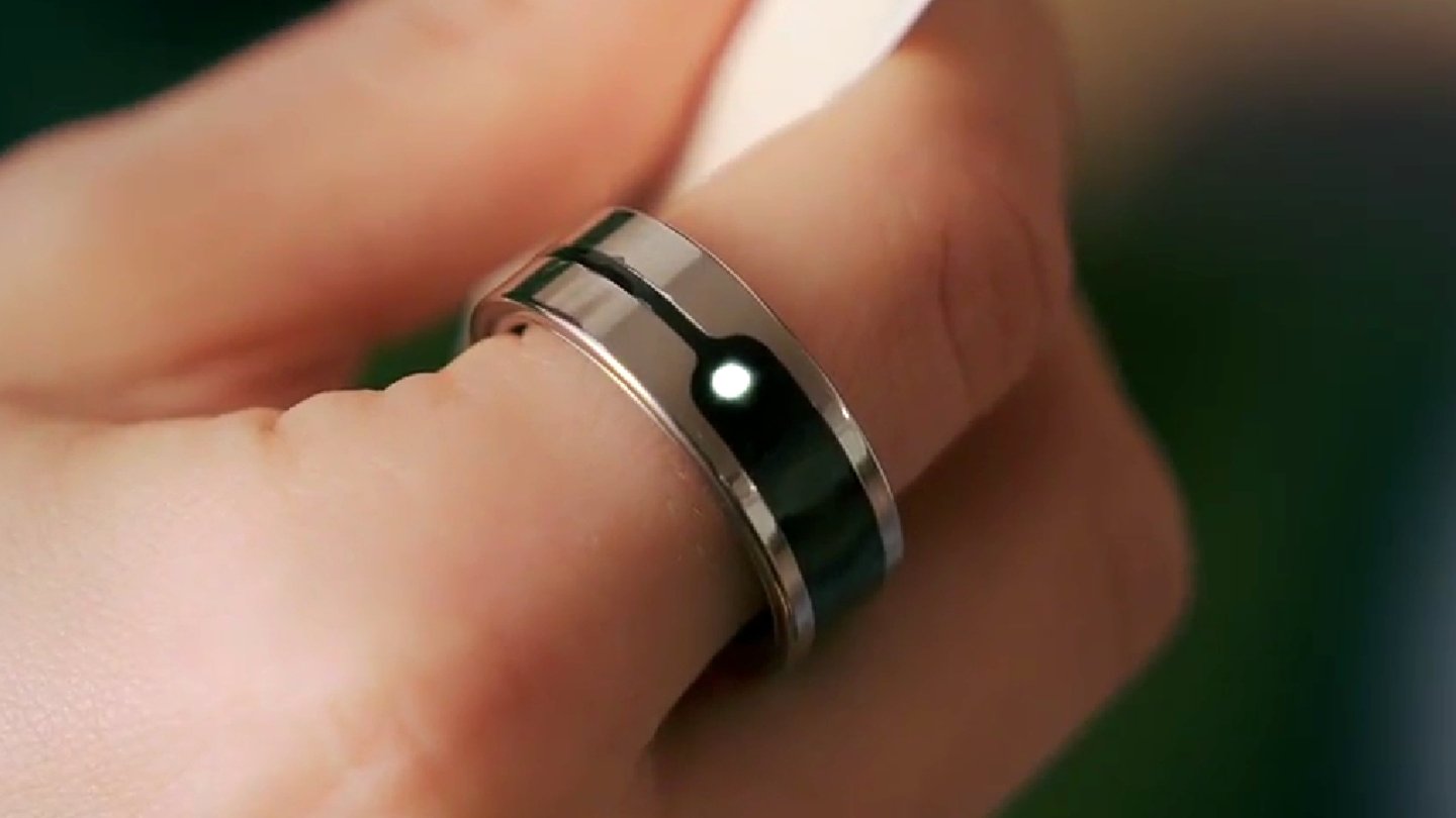 5 raisons pour lesquelles la bague intelligente sera le meilleur gadget pour le suivi du sport et de la santé 4 Bague intelligente Ringo au doigt