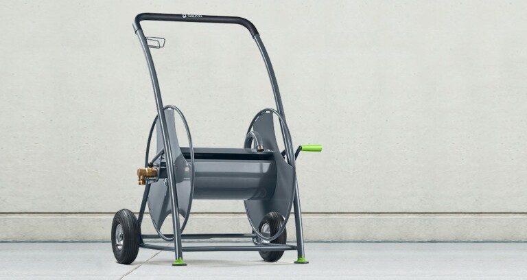 Dévidoirses d'arrosage pour le jardin : Ce dont vous devez faire attention 3 Il existe également des chariots pour tuyaux dans différentes gammes de prix. Ils acceptent de longs tuyaux et sont plus faciles à déplacer. (Photo : Geka)